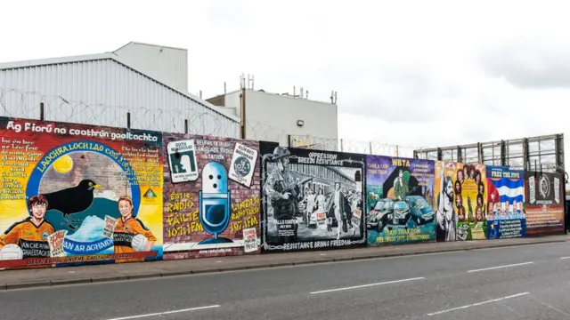 На Фоллс Роуд - свои росписи