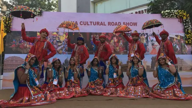 પરંપરાગત વસ્ત્રોમાં કલાકારો