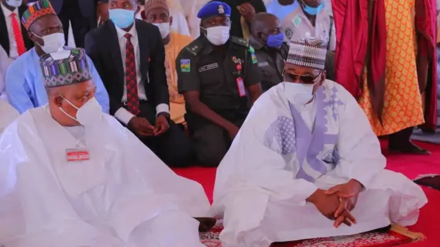 Gwamnan Borno Babagana Zulum (dama) da mutumin da ya gada Sanata Kasshim Shettima a filin Idi da ke Maiduguri babban birnin jihar.