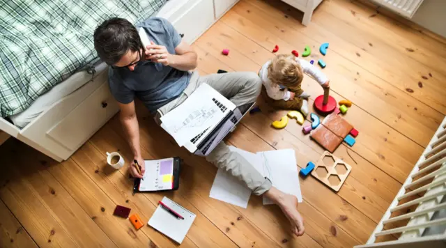 Pai trabalhando com filha