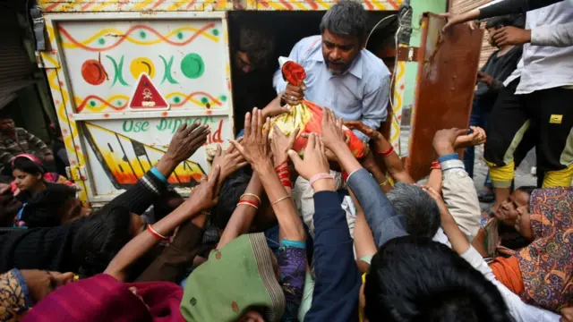 મદદ માગતા લોકો