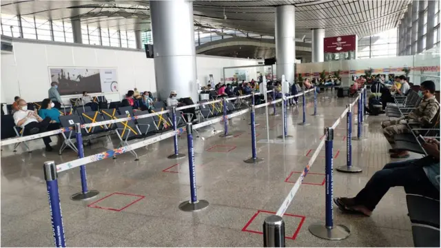 హైదరాబాద్ విమానాశ్రయంలో ప్రయాణీకులు సామాజిక దూరం పాటించేలా చేసిన ఏర్పాట్లు
