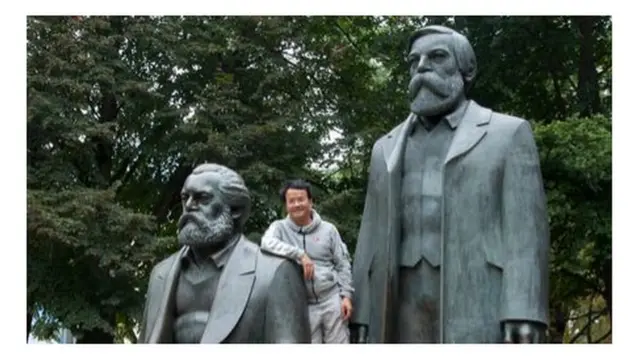 Tác giả trong buổi thăm tượng Marx và Engels ở Berlin trong mùa phong tỏa chống dịch Covid-19