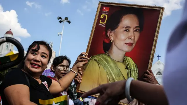 အိုင်စီဂျေအရေးမှာ ဒေါ်အောင်ဆန်းစုကြည်ကိုထောက်ခံကြောင်း မြို့ကြီးတော်တော်များများမှာ ထောက်ခံပွဲတွေပြုလုပ်ပြသခဲ့ကြပါတယ်။