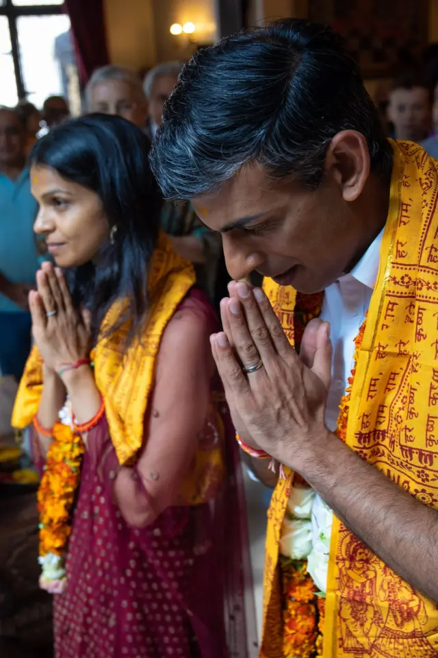 భార్య అక్షత మూర్తితో రిషి సునక్