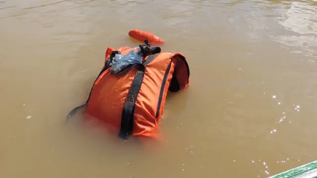 Cuerpo dummy flotando en el rio