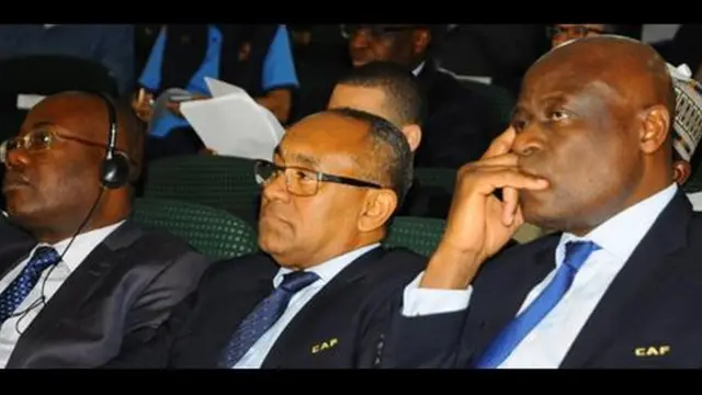 Le président de la Caf, Ahmad (au milieu) lors de la rencontre du comité exécutif de l'instance du football africain à Manama au Bahrain