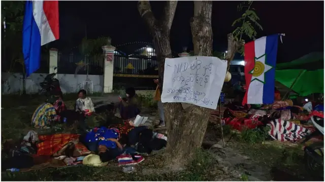 အန်အယ်လ်ဒီ ဗဟိုနဲ့ တွေ့ဆုံခွင့်ရဖို့ လူငယ်တွေ အန်အယ်လ်ဒီ ရုံးရှေ့မှာ ညအိပ်စောင့်ဆိုင်း