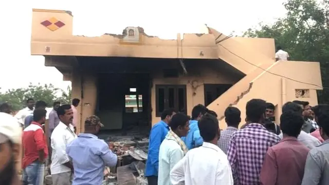 गावातल्या लोकांनी श्रीनिवासच्या घराची तोडफोड केली