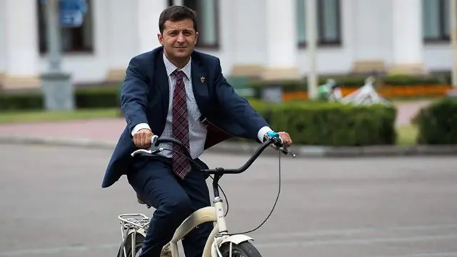 صعود زيلينسكي إلى الحكم يشبه إلى حد كبير صعود نظيره الأمريكي ترامب الذي كان يقدم أحد أشهر برامج تليفزيون الواقع، "ذا أبرنتس" أو المتدرب في الولايات المتحدة