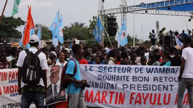 Tangazo hilo ambalo halikutarajiwa linakuja wakati mgombea mkuu wa upinzani Martin Fayulu alikuwa azindue kampeni yake ya kisiasa mjini Kinshasa.