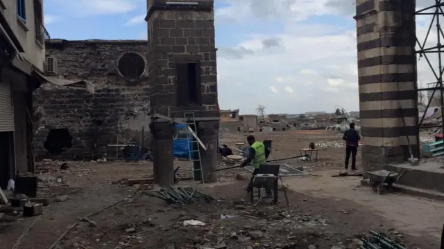 Dört Ayaklı Minare'nin arkasında bulunan birçok bina yıkılmış durumda.