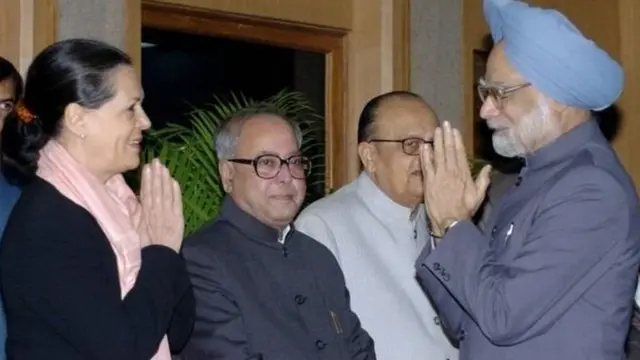 मनमोहन सिंह और सोनिया गांधी के साथ