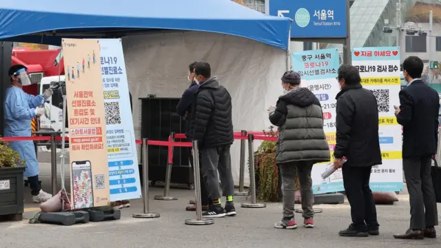 19일 서울역 임시선별검사소에서 검사를 받으러 온 시민들이 길게 줄을 서 있다