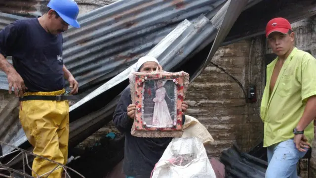 Families wey Hurricane Maria affect.