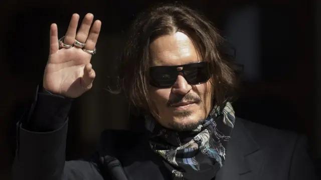 Джонни Депп у здания суда