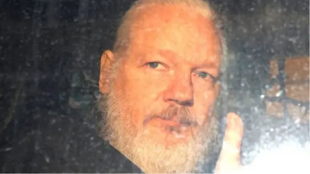 जूलियन असांज