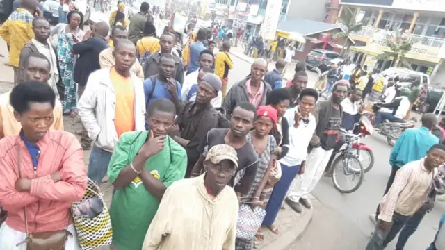 Abaturage bari biteguye kwambuka ngo bajye gushaka imibereho baribaza uko bigenda