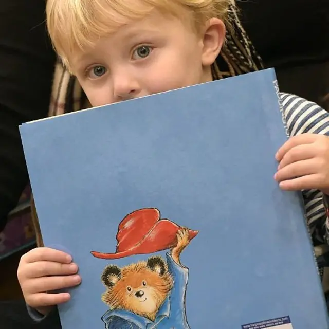 Ребенок с книгой про Паддингтона