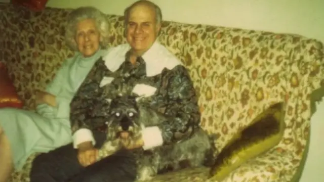 मेई अपने बेटे सोन्नी के साथ. मेई की 1986 में जबकि सोन्नी 2004 में मौत हो गई