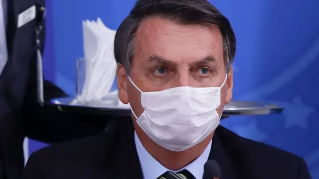 Jair Bolsonaro usando máscara