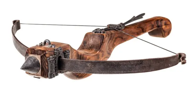 جنگوں کی تاریخ اٹھا کر دیکھیں تو اکثر ایسا ہوا ہے کہ ہتھیاروں کا کوئی ایک نظام پورے جنگی عہد کی علامت بن گیا، جیسے اگینکورٹ کی لڑائی میں انگریز تیر اندازوں کی جانب سے لمبی کمانوں کا استعمال