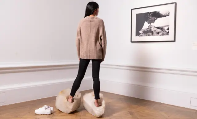 Žena gleda umetničko delo Marine Abramović