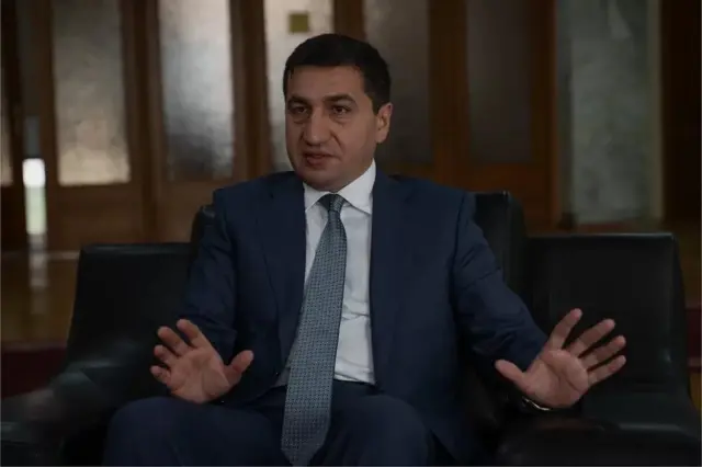 حکمت حاجیاف، مشاور سیاست خارجی رئیس جمهوری آذربایجان درباره عملیات در قرهباغ کوهستانی میگوید: «لحظهای بسیار مهم بود که باید وارد عمل میشدیم.»