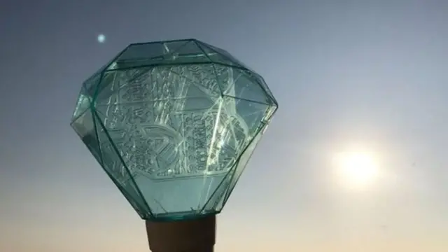 bulan biru kehijauan