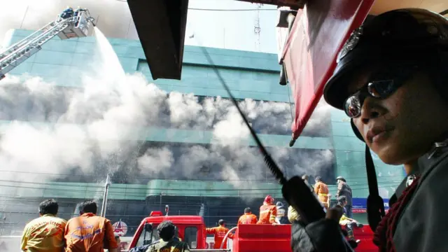 นักดับเพลิงกำลังผจญเพลิงที่ห้างในย่านพาหุรัด