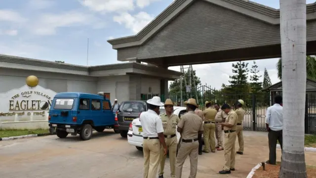 રિસોર્ટ પોલિટિક્સ