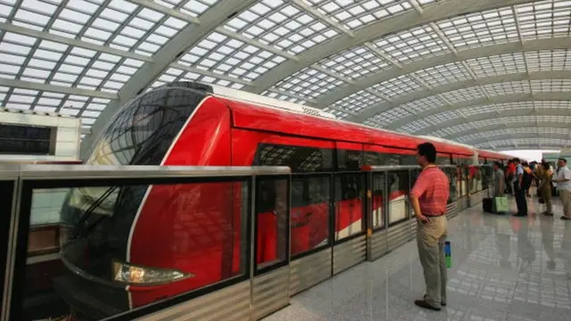 กรุงปักกิ่งของจีน มีค่าเดินทางจากสนามบินเข้าตัวเมืองด้วยรถโดยสารหรือรถไฟที่ 4 ปอนด์ หรือประมาณ 170 บาท