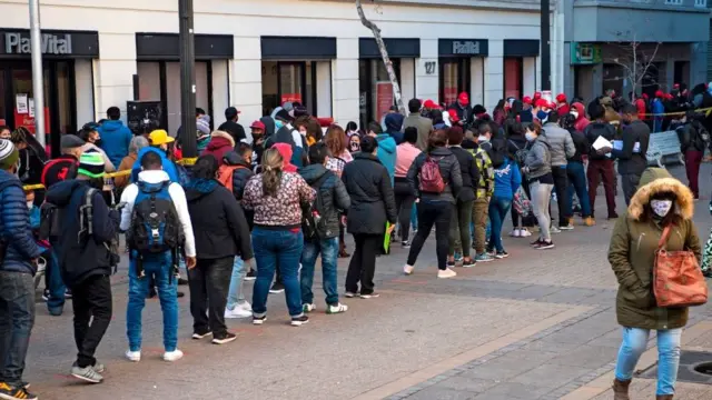 Personas hacen fila para cobrar pensiones