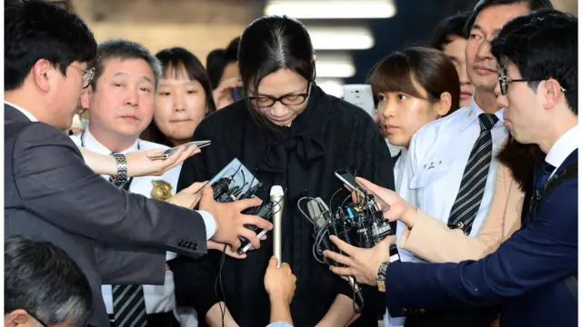 포토라인 앞에서 고개를 숙인 조현아 대한항공 전 부사장