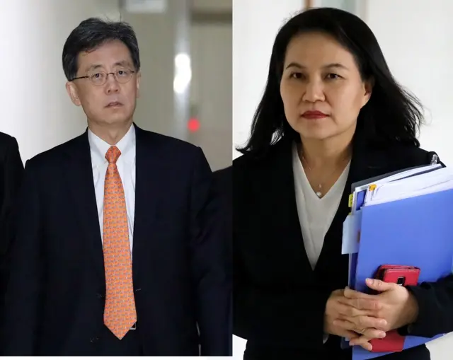 김현종 당시 산업통상자원부 통상교섭본부장과 유 본부장이 2018년 워싱턴에서 한미 FTA 개정을 위한 1차 협상을 마치고 기자회견장에 들어서고 있다