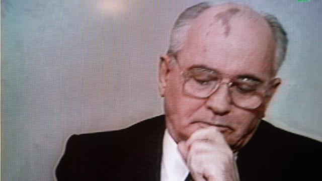 Mijáil Gorbachev anunciando su renuncia en la televisión estatal