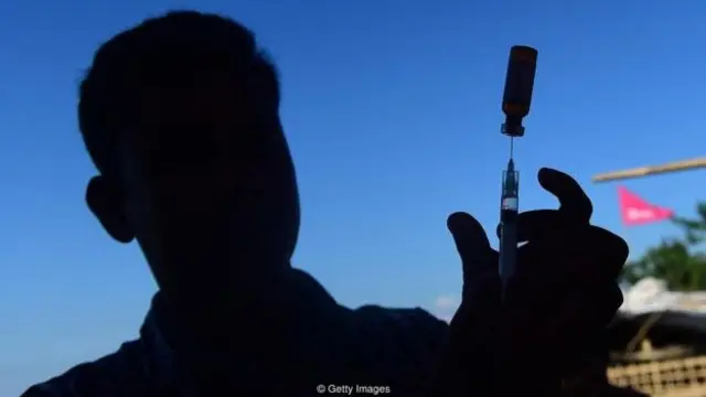 مردی در حال پر کردن سرم