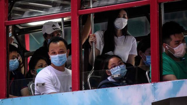 一辆香港电车上戴着口罩的乘客们（10/7/2020）