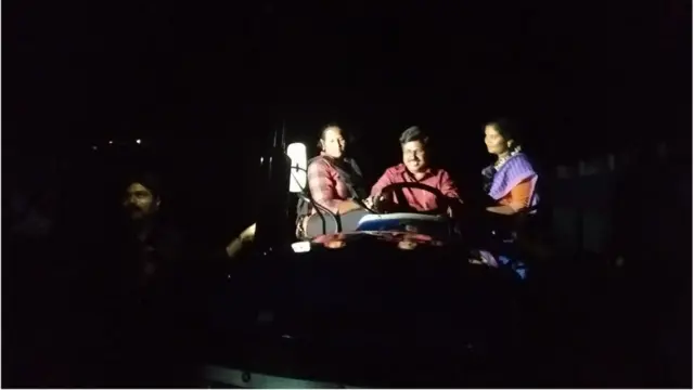 సోనూ సూద్ బహూకరించిన ట్రాక్టర్‌పై నాగేశ్వరరావు, ఆయన కుమార్తెలు