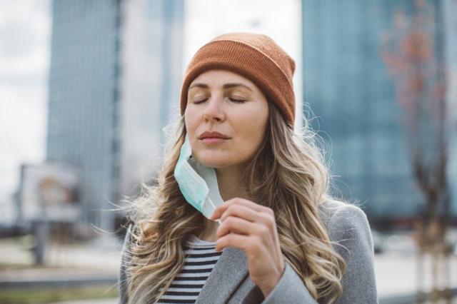 Женщина в маске