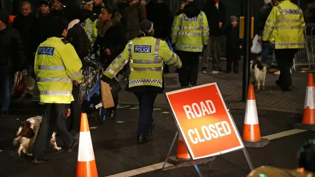 伦敦警察携带警犬巡逻