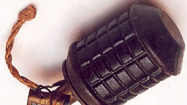 భగత్ సింగ్ బాంబు విసిరిన కేసులో పోలీసులు స్వాధీనం చేసుకున్న బాంబు