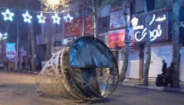 انگشتری که آقای عبدی گفت آتش زدنش باعث خشم بسیجیان شد