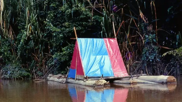 A jangada 'The Pink Palace' que Holly e Fitz construíram para descer o rio