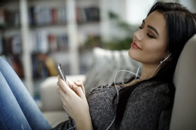 فتاة تلتزم غرفتها وتسمع الموسيقا