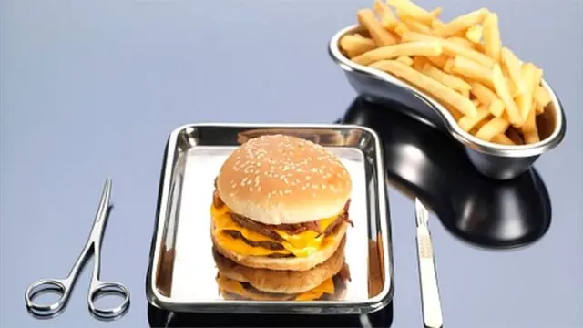 Gamburger va qovurilgan kartoshka qalamchalari