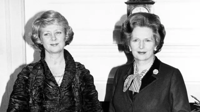 فيغديس فينبوجادوتير (يسار) مع مارغريت ثاتشر عام 1982.