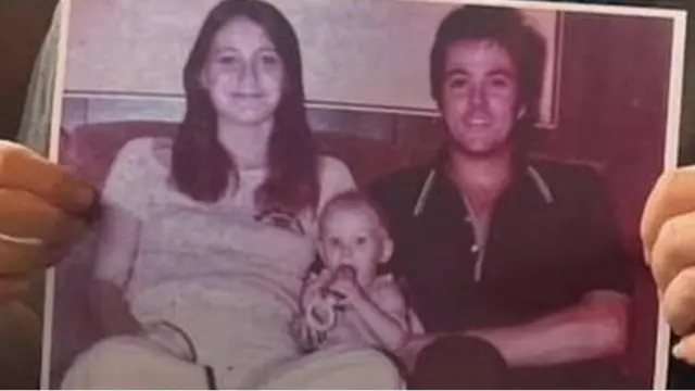 Holly Crouse sostiene una foto de sus padres asesinados.