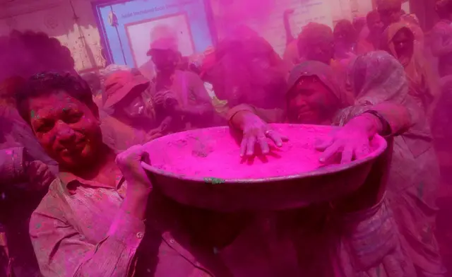 रंगों की होली