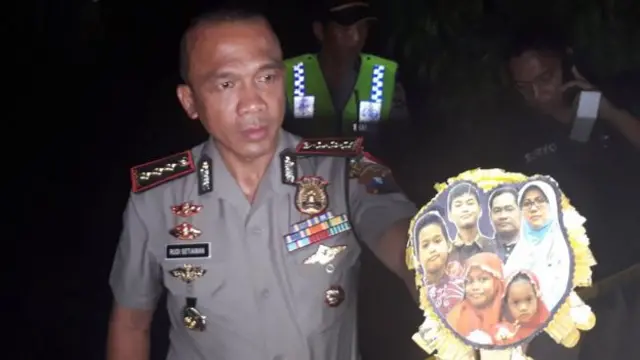 Kapolrestabes Surabaya Kombes Pol Rudi Setiawan menunjukkan foto keluarga Dita Oepriyanto, dalang pengeboman di tiga gereja di Surabaya.